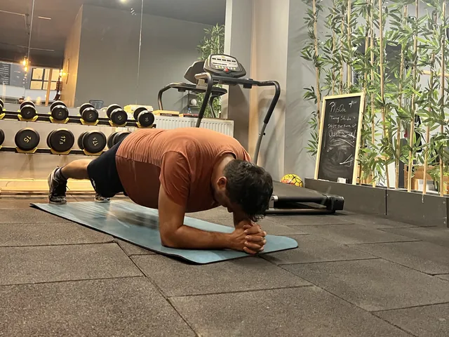 Stüdyoda mat üzerinde plank çalışması