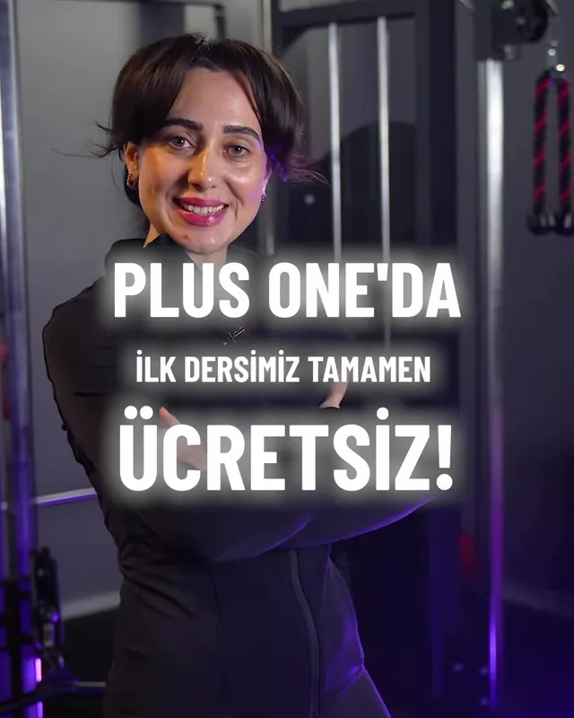 Salonda gülümseyen bir eğitmen; üstünde PlusOne'da ilk dersimiz tamamen ücretsiz yazısı